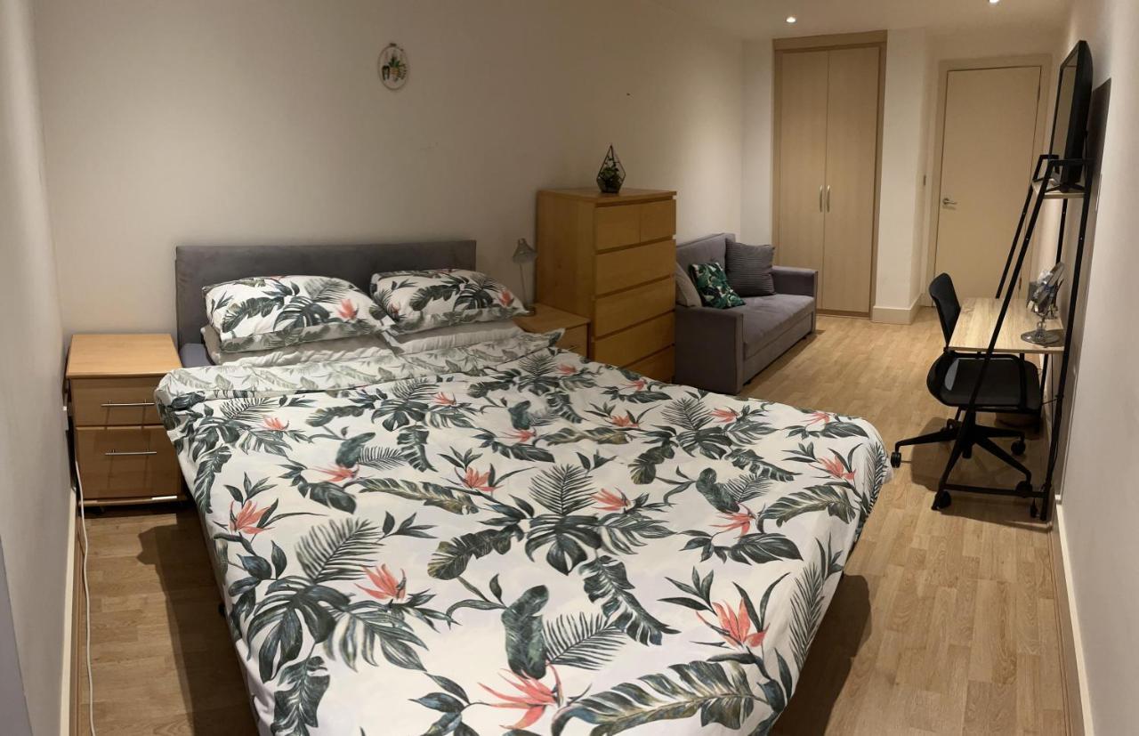 Large Room And Private Bathroom Londra Esterno foto